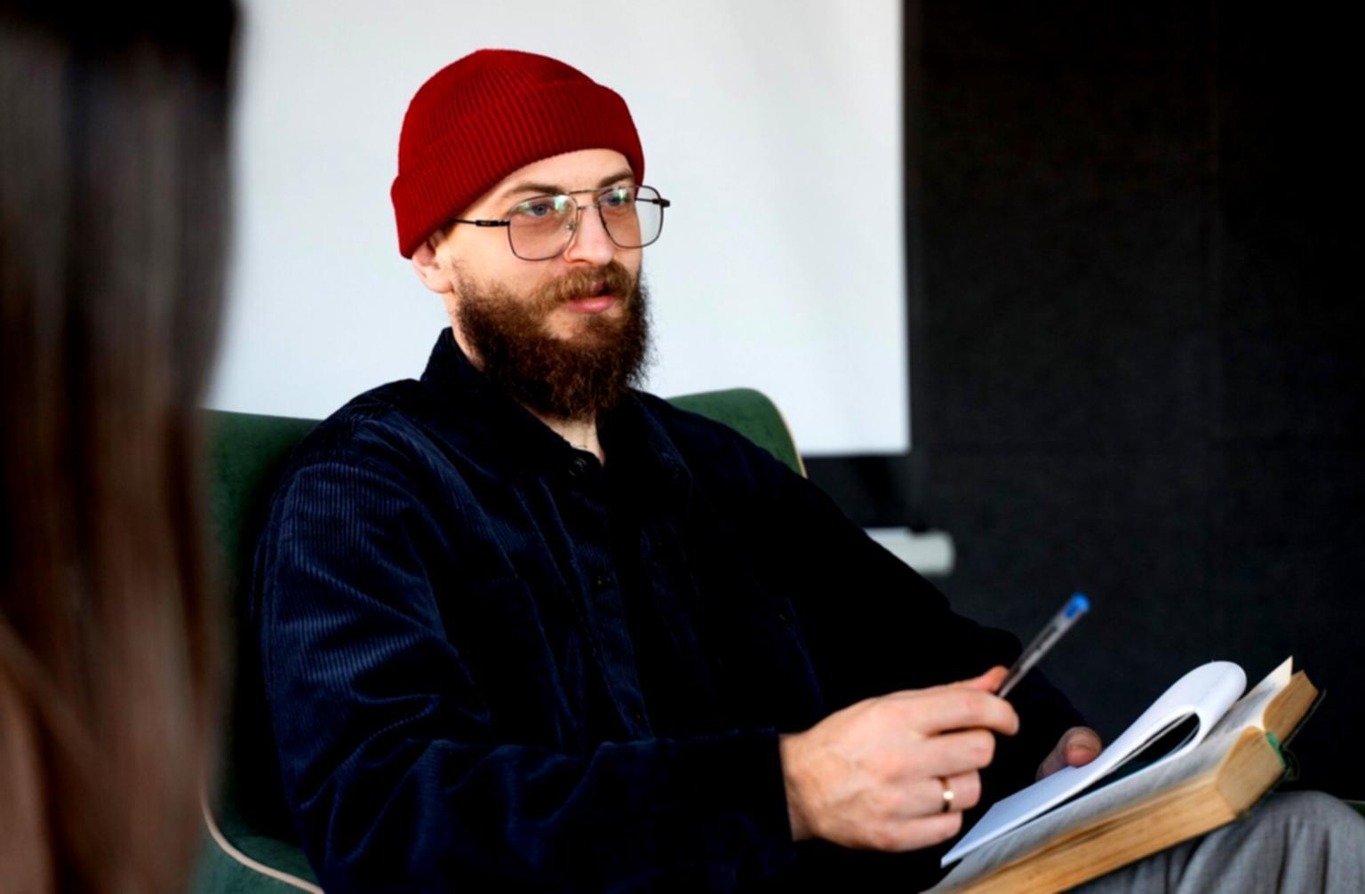 Consulta financiera personalizada en oficina moderna