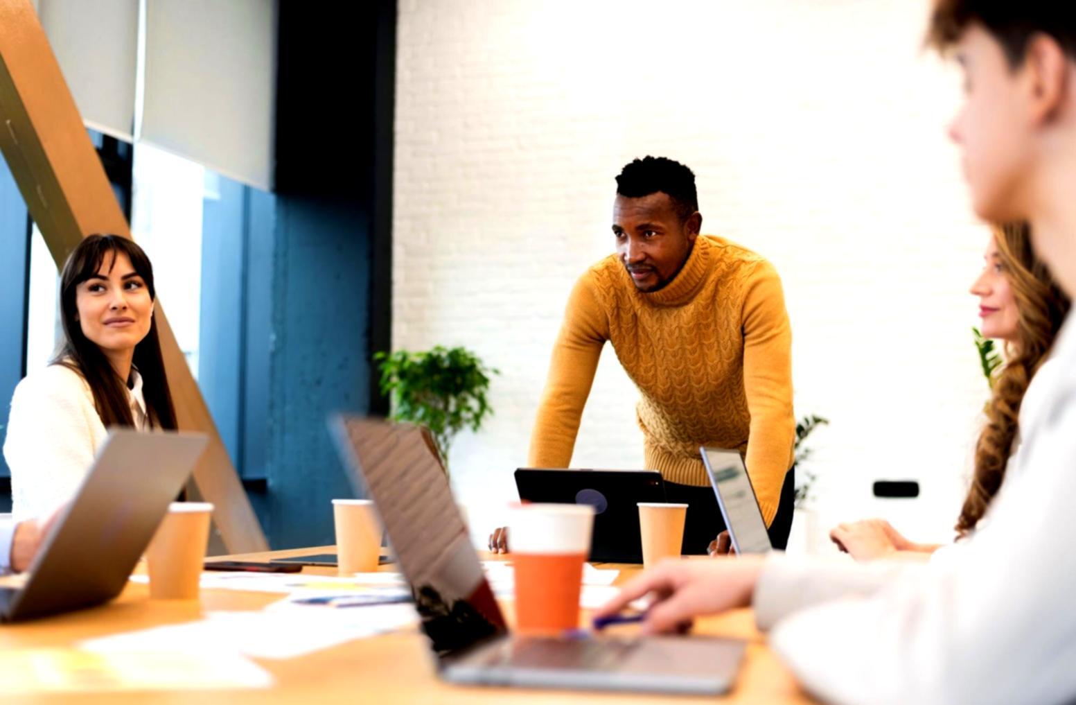 Persona organizando documentos financieros en un escritorio