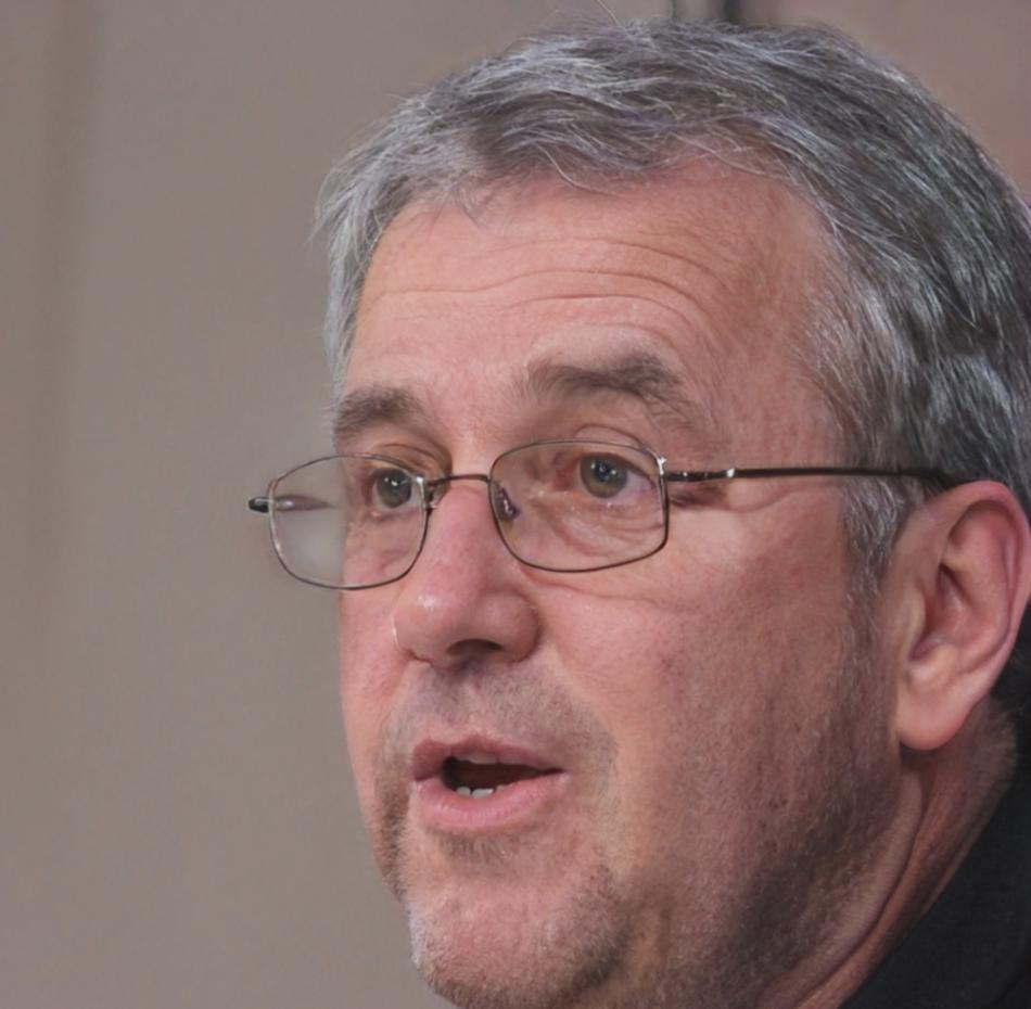 Retrato profesional de Miguel Torralba, instructor especializado en planificación financiera estratégica