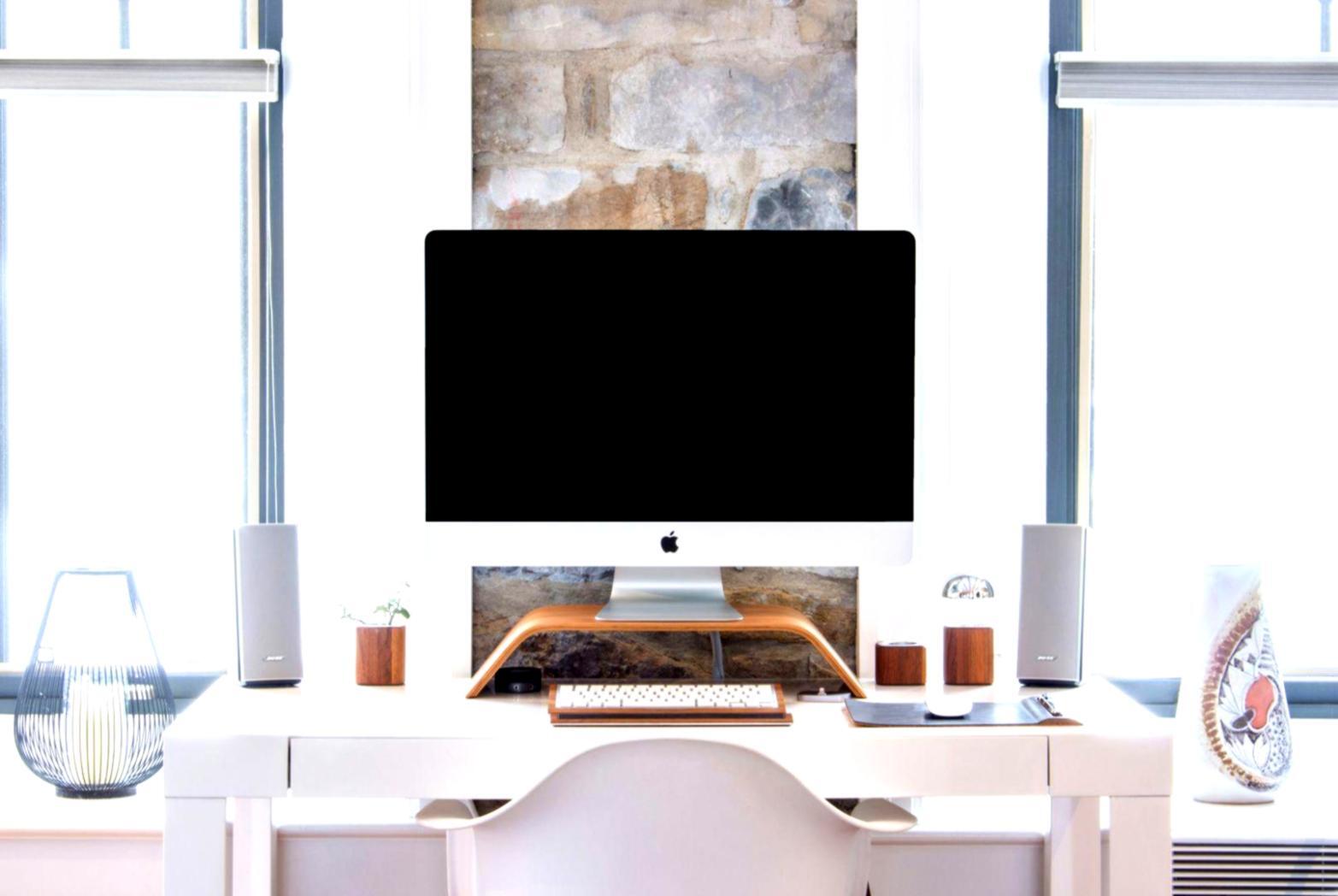 Ambiente de aprendizaje profesional donde estudiantes y profesores analizan casos financieros reales